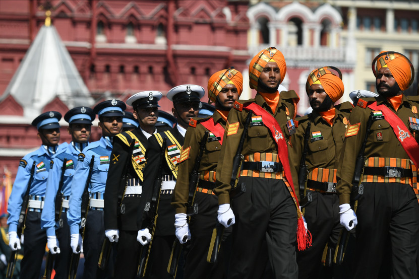 Tentara India mengikuti Parade Kemenangan di Lapangan Merah.