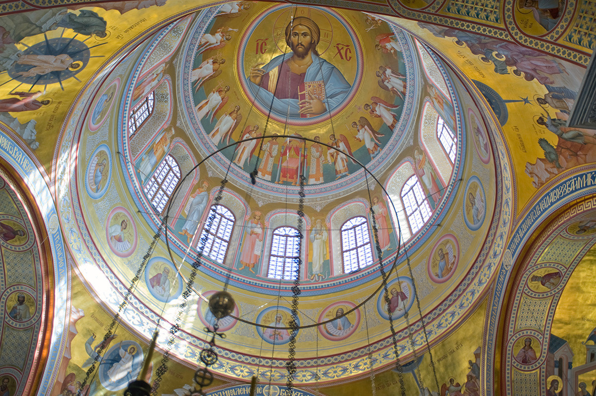 Nouveau couvent Tikhvine. Église Saint-Alexandre-Nevski. Intérieur, coupole.
