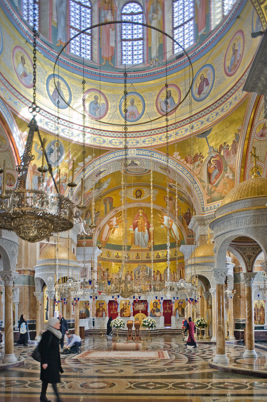 Nouveau couvent Tikhvine. Église Saint-Alexandre-Nevski. Intérieur, vue est vers l'iconostase.

