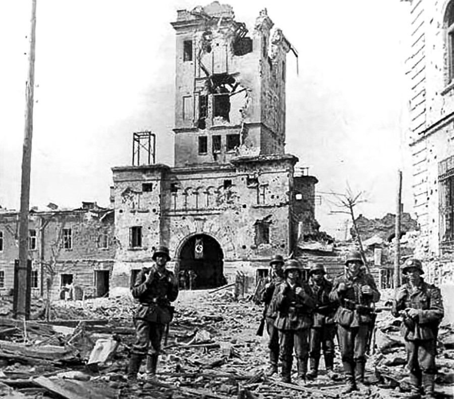 Des soldats allemands devant la porte Terespol de la forteresse de Brest, 1941