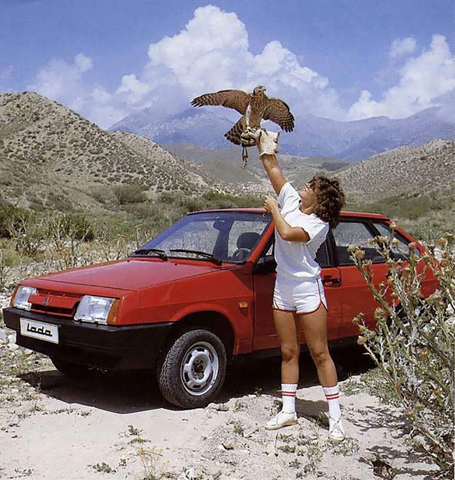 Reklama za kombilimuzino (hatchback) VAZ-2109 Sputnik, modelu se je reklo tudi »Devetka«. Na trgu se je vozilo prvič pojavilo leta 1987.

