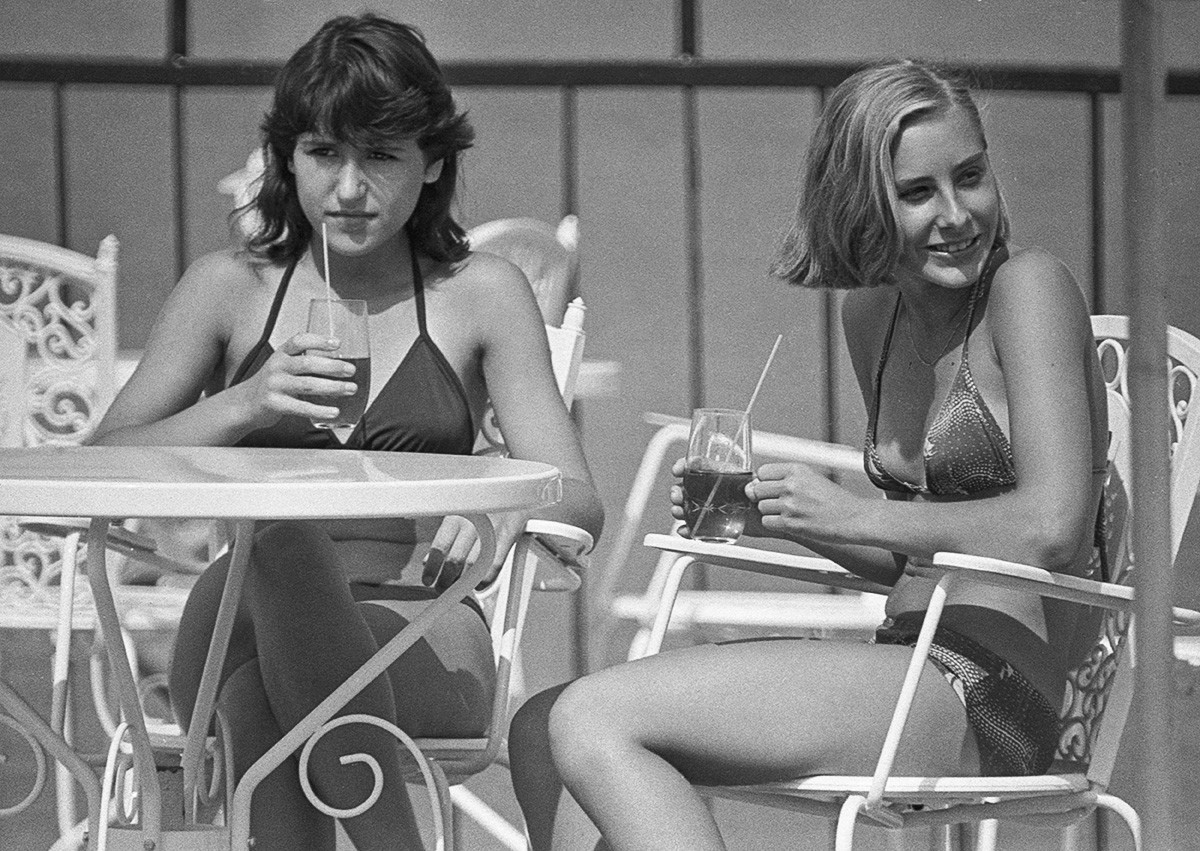 Јурмала, 1983. Туристи во летно кафуле.