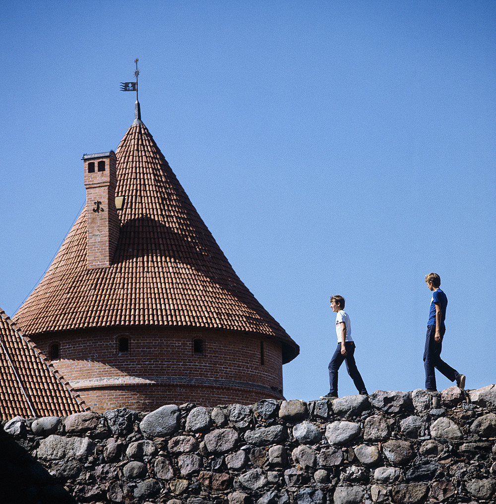 Кулите на Тракајскоиот замок, 1983, Литванска ССР. Тракај. Кули на средновековниот Тракајски замок.
