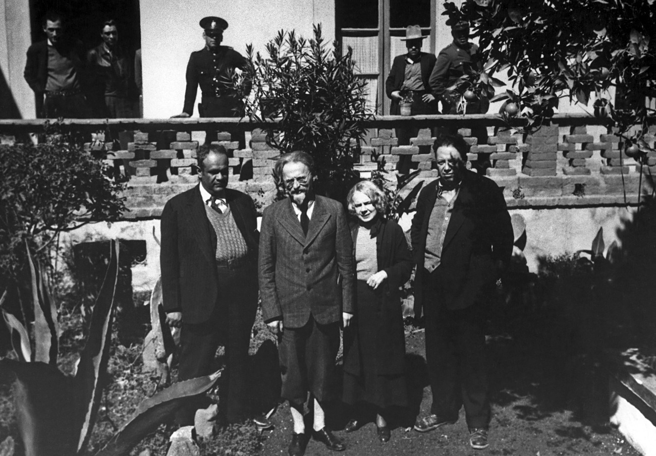 Lev Trotski con su esposa Natalia Sedova junto al pintor mexicano Diego Rivera durante su estancia en México (1938). 