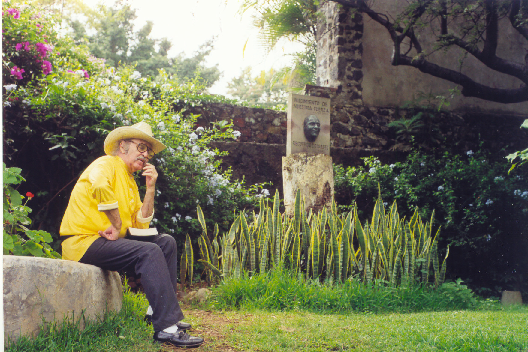 Vlady en su jardín en Cuernavaca.