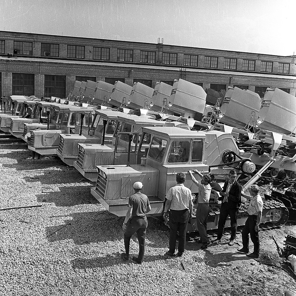 Rohrverleger im Außenlager des Baggerwerks Tallin, Estnische SSR, 1969
