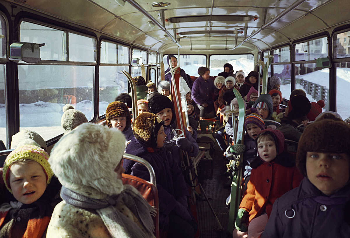 Des élèves d'un jardin d'enfants vont à une promenade en skis dans la toundra, à Norilsk (Grand Nord sibérien), en 1974