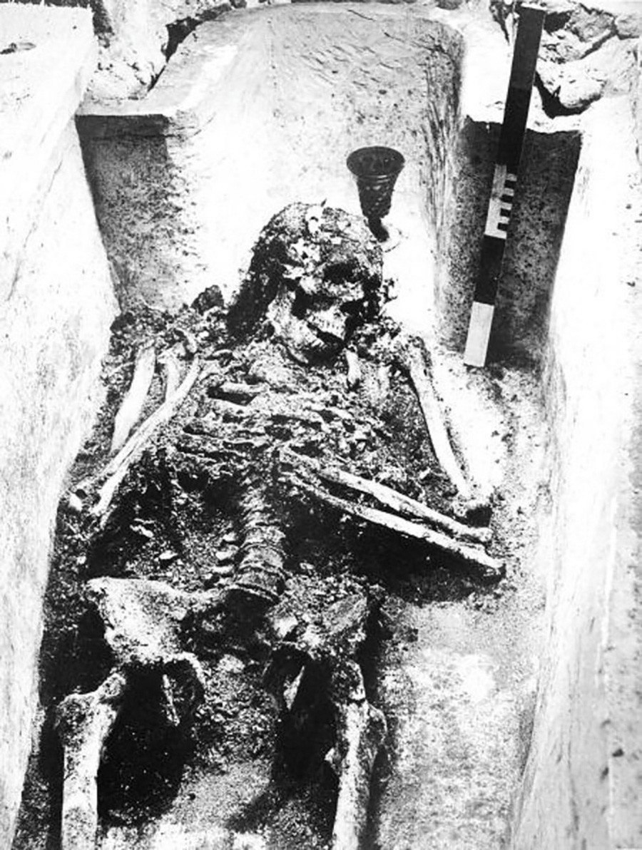 Os restos mortais de Ivã, o Terrível, em sua tumba. Fotografia de 1963.