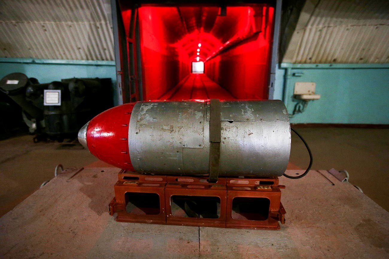 Modelo de ogiva nuclear no território de uma antiga base submarina subterrânea.