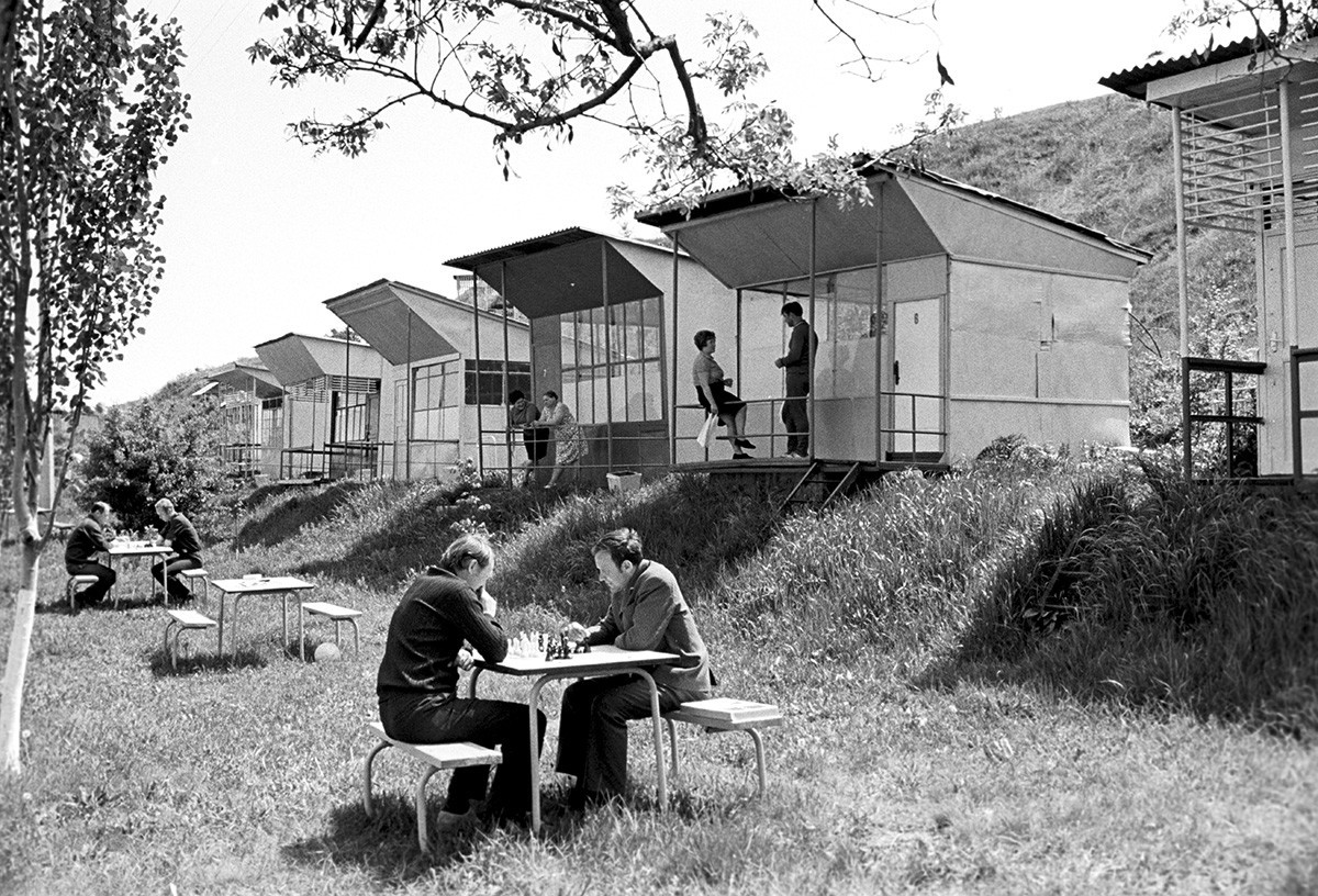 Centro de recreación Rodniki en la Planta de Construcción Naval del Mar Negro a orillas del río Bug del Sur, 1974.