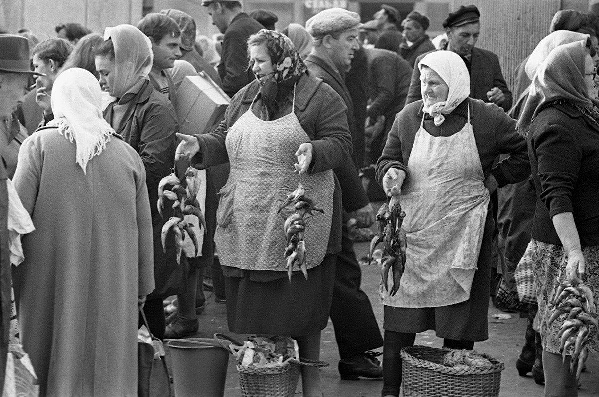 Venta de pescado en un mercado de Odssa, 1970.
