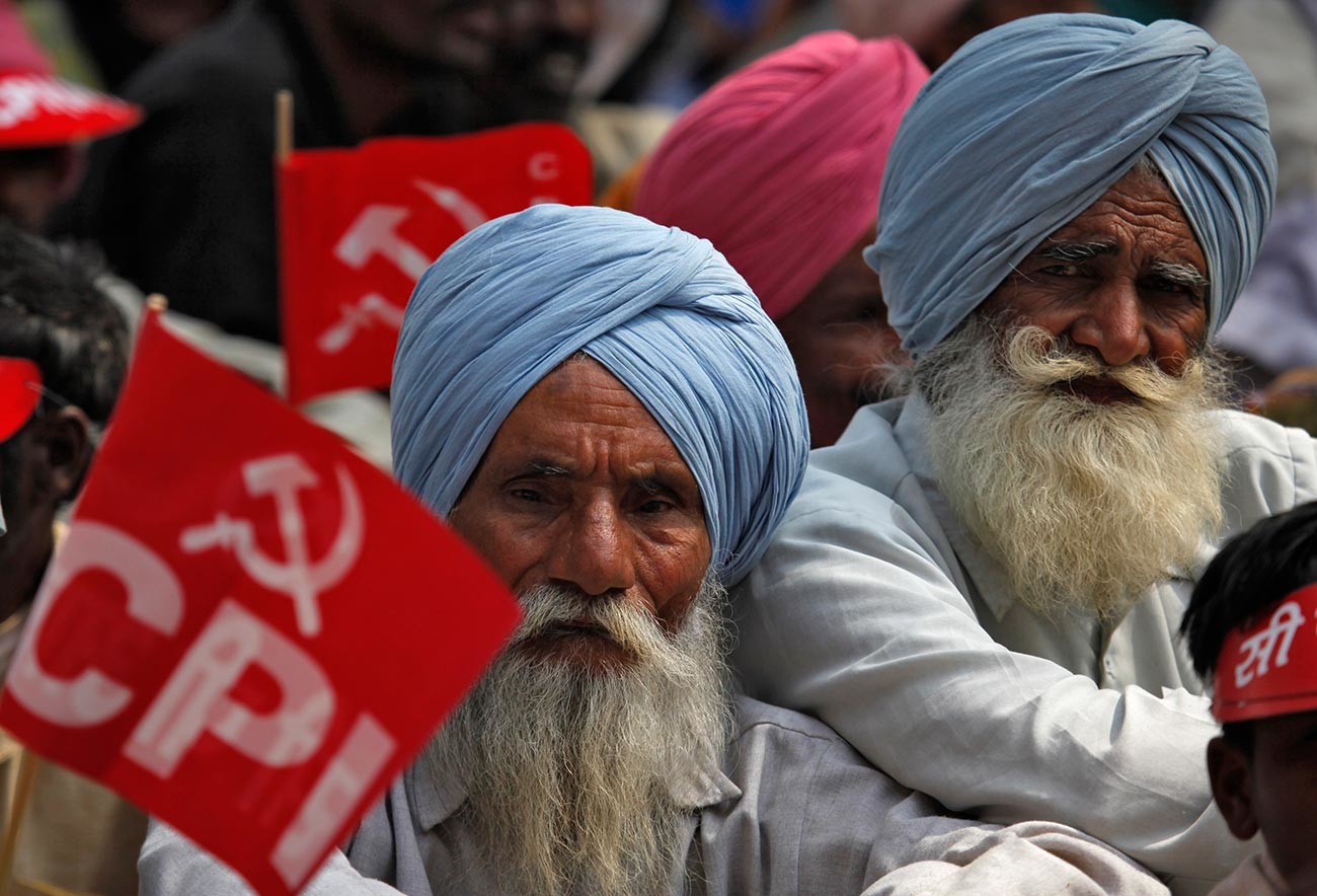 Des manifestants assistent à un rassemblement organisé par le Parti communiste indien et d'autres partis de gauche à New Delhi.