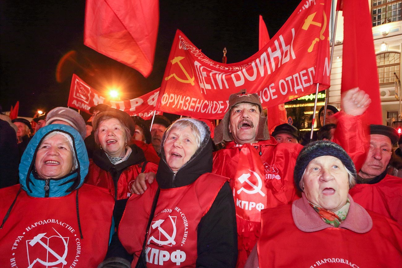 Pawai massa pendukung KPRF selama peringatan seratus tahun Revolusi Oktober di Sankt Peterburg.
