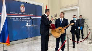 Размена на музички подароци: Дачиќ на Лавров гитара, а Лавров на Дачиќ микрофон