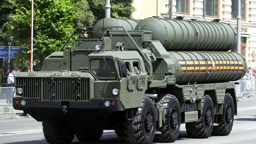 Sistem pertahanan udara S-400 saat Parade Kemenangan di Moskow, Rabu (24/6).
