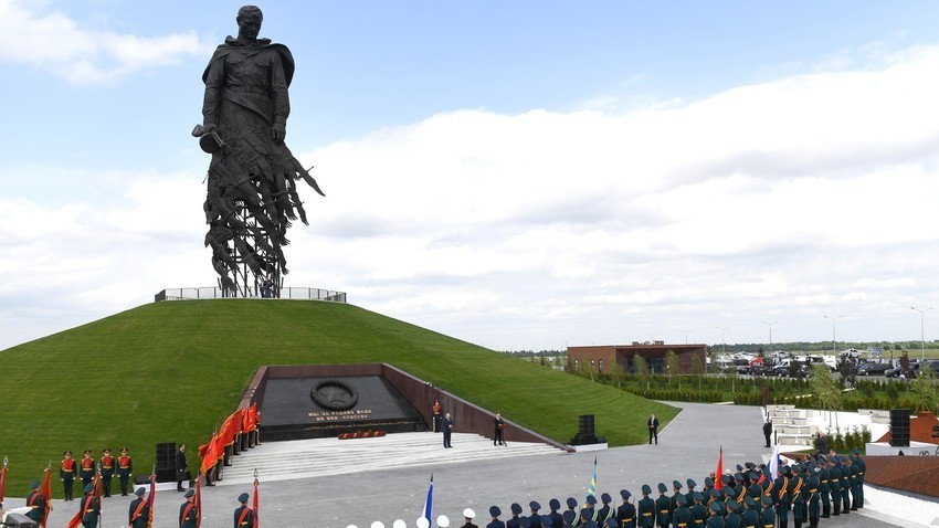 Владимир Путин на церемонията по откриването на паметника край Ржев.