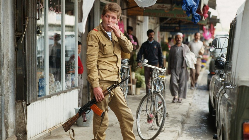 Seorang tentara Soviet saat berada di Kabul, beberapa minggu sebelum penarikan pasukan Soviet dari Afganistan.