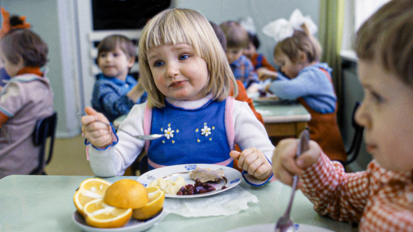 Ручак у дечијем вртићу. СССР, Москва, фебруар 1982 г. 
