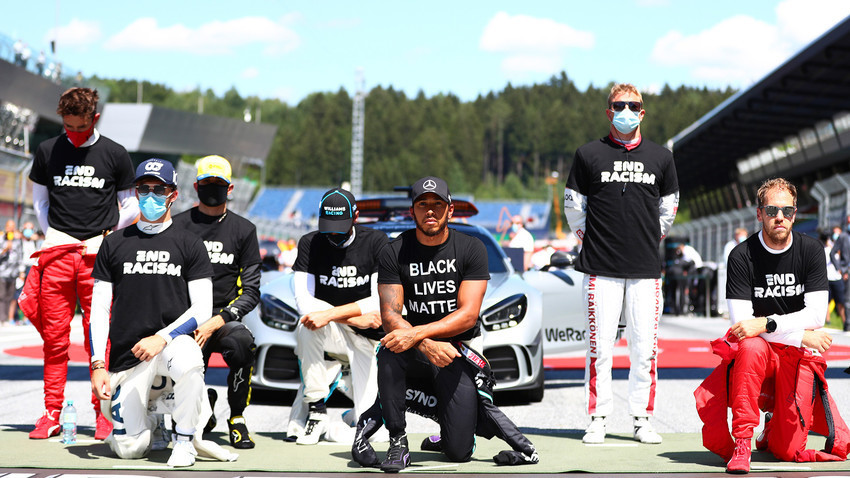 Pilotos demonstram apoio ao movimento Black Lives Matter antes da corrida do Grande Prêmio da Áustria de Fórmula 1, em 5 de julho de 2020