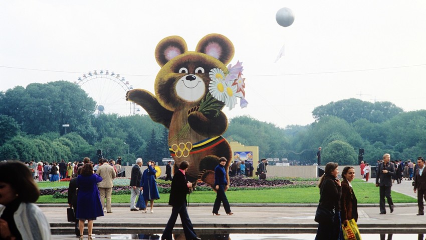 Estátua de Michka dá boas-vindas aos visitantes do parque Górki, em Moscou.