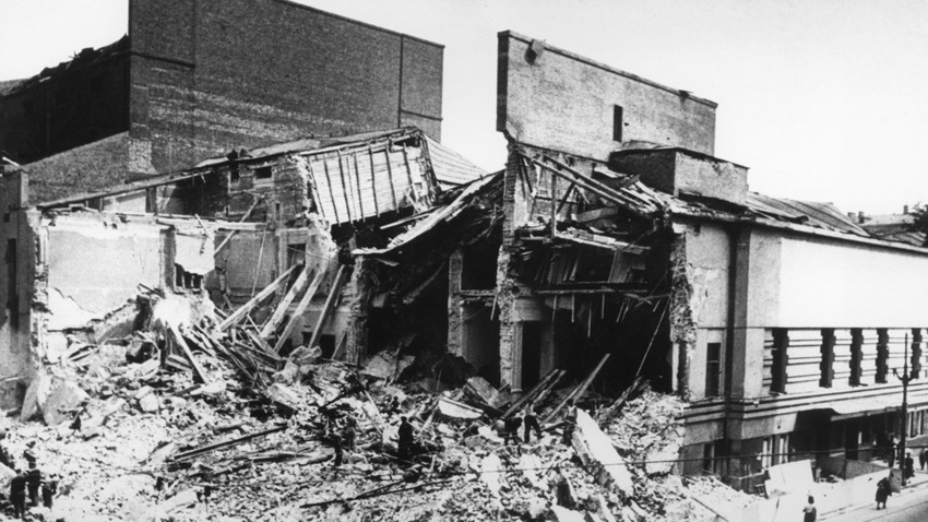 Kazalište Vahtangova na Arbatu srušeno tijekom njemačkog bombardiranja.


