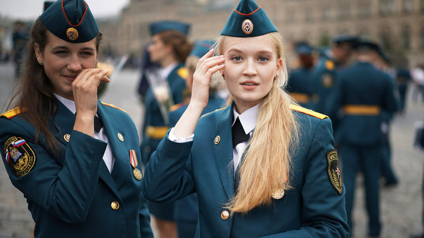 Девојки-дипломирани спасувачи по завршување на школувањето на високообразовните установи на Министерството за вонредни состојби на РФ. Црвен плоштад, Москва.
