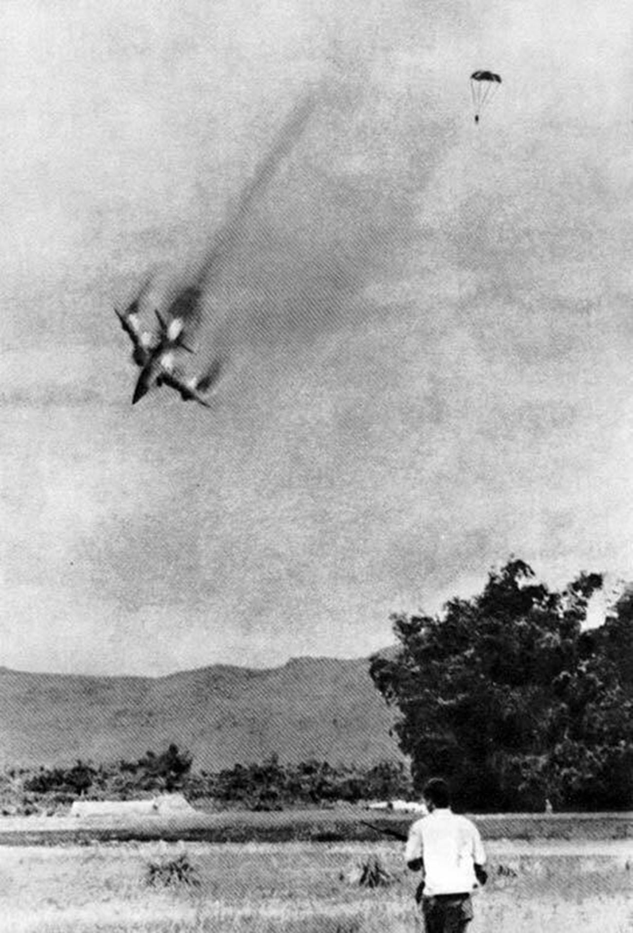 Американский самолет, сбитый в небе Вьетнама.