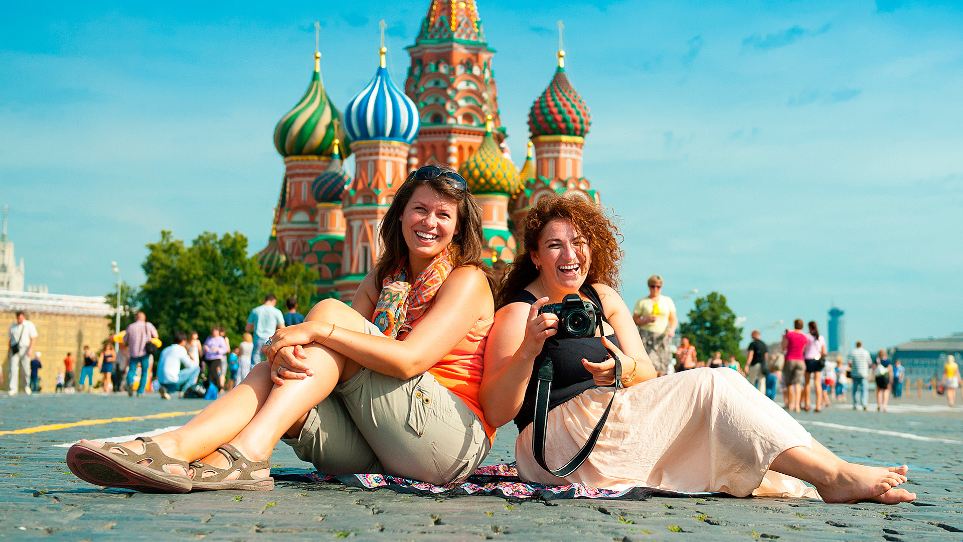 В группе 30 российских туристов. Туристы в Москве. Путешествие по городу. Москва люди. Американские туристы в России.