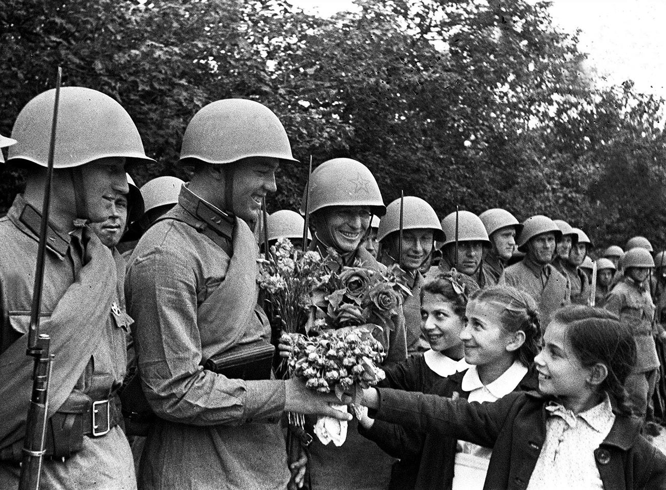 Soldaten der Roten Armee werden während einer Militärparade zum Beitritt Bessarabiens und Nordbukowina zur UdSSR in Chișinău am 4. Juli 1940 von Kindern begrüßt.