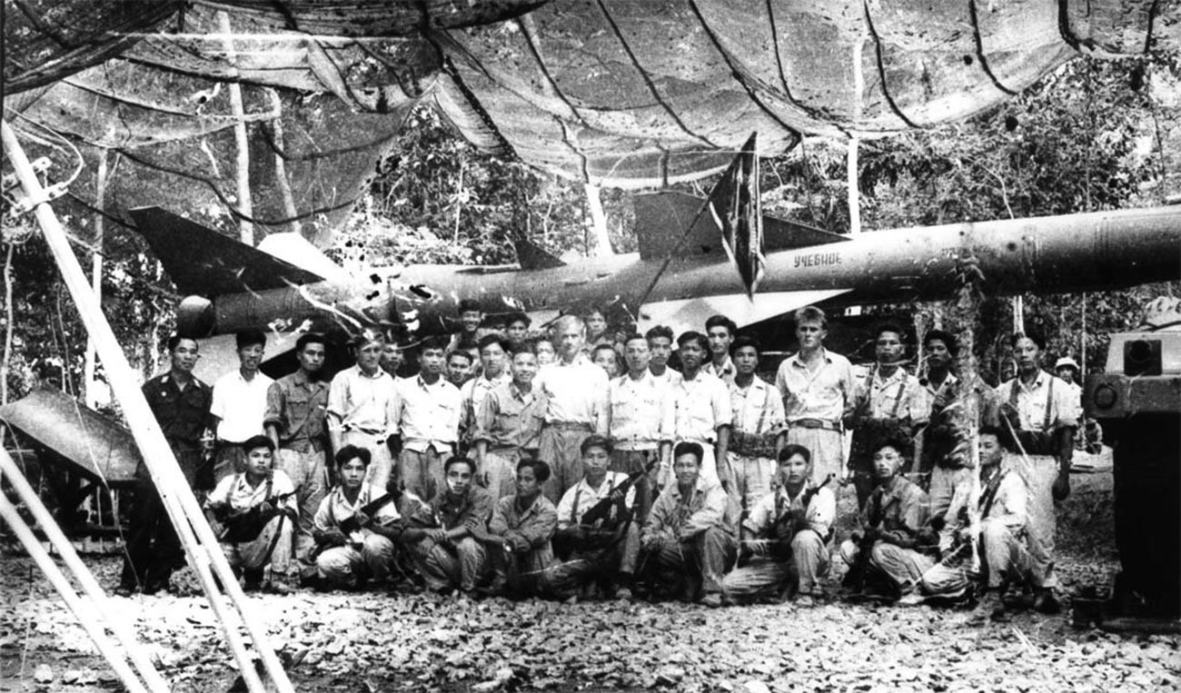 Photo prise au printemps 1965 au centre d'entraînement de tir d’engins sol-air au Vietnam. « Enseignants et étudiants » – tel est le commentaire visible au Musée central des forces armées du Vietnam. 