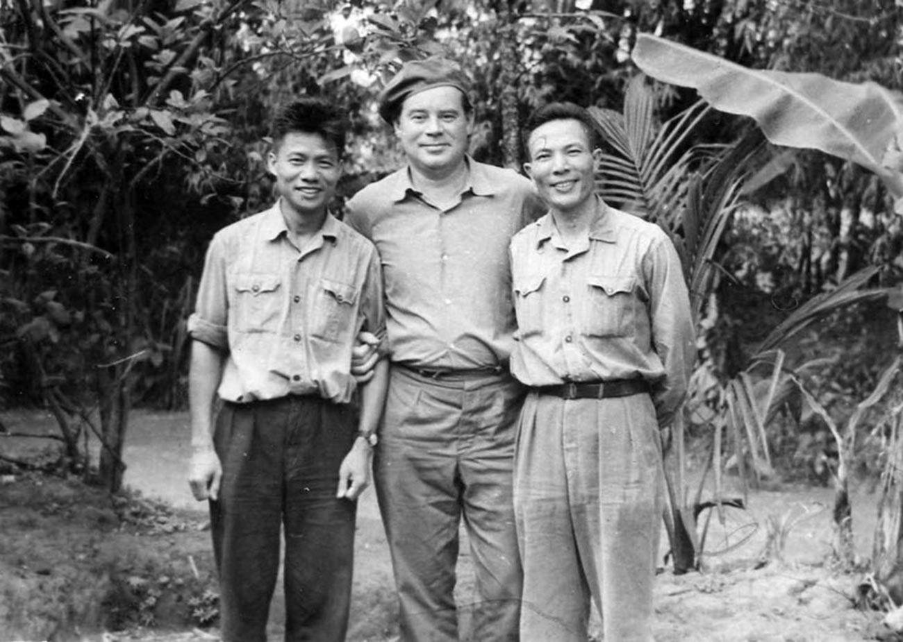 Vietnam 1970. Le spécialiste et haut responsable militaire Antonov Mitrofanovitch (au centre) avec des frères de combat vietnamiens : à droite se trouve le major Ho Quang Tinh, chef du département défense anti-aérienne des relations extérieures de l'état-major général de l’ANV.