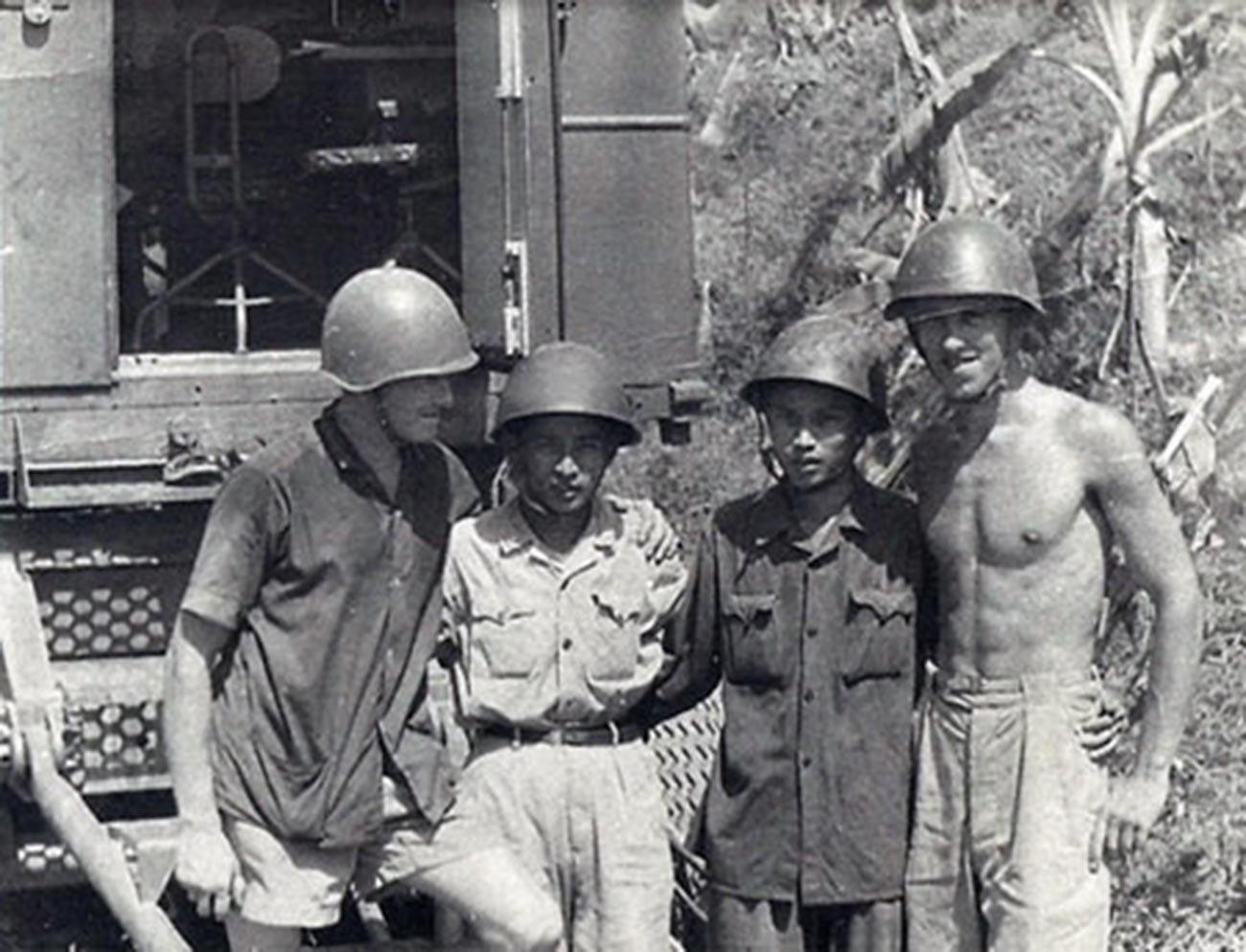 Avril 1967. De gauche à droite sur la photo : le capitaine Viktor Jouravlev, instructeur du commandant de batterie ; commandant de batterie, lieutenant-lieutenant supérieur de la 2e division They ; Opérateur Leo; opérateur Mazour. 