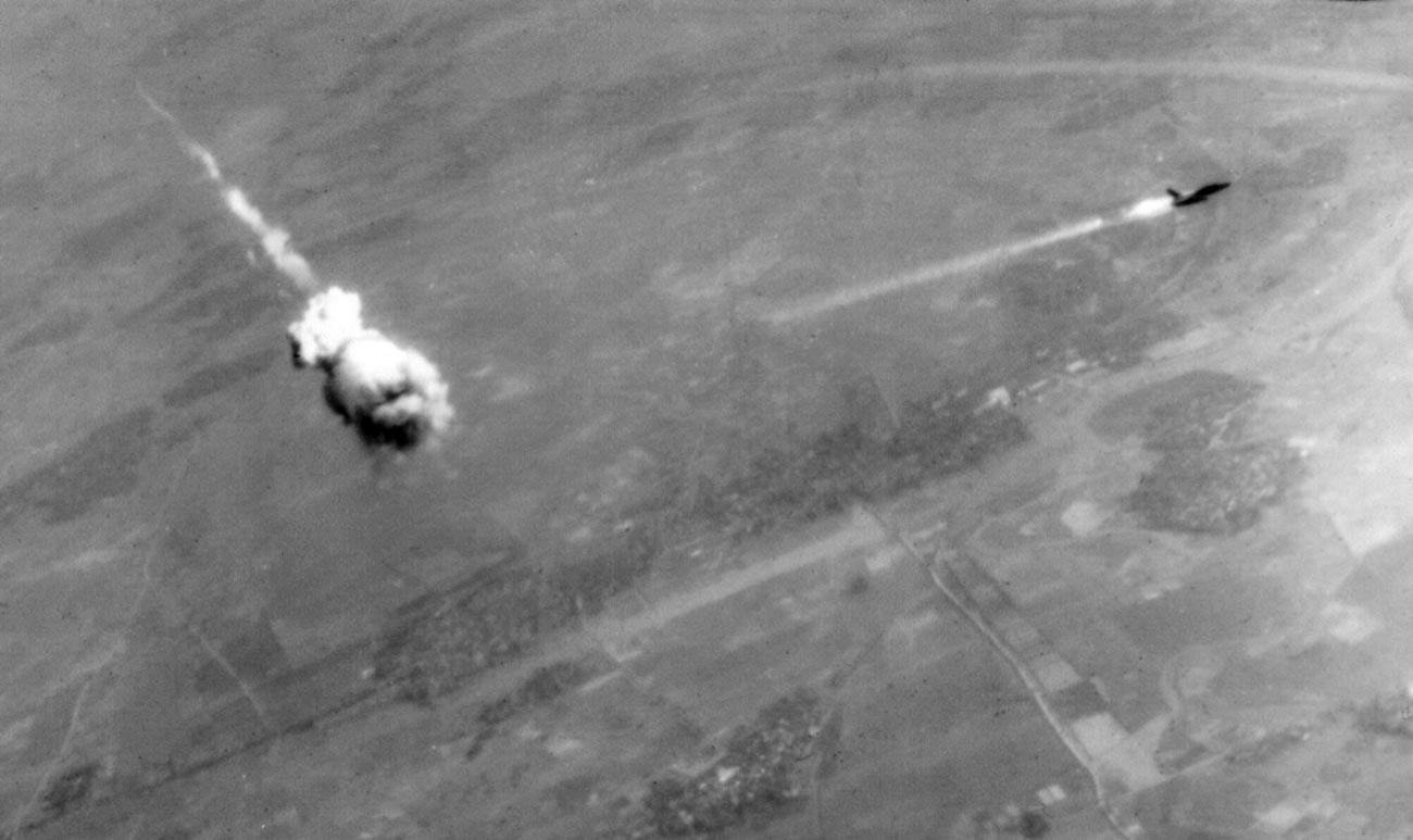 Un F-105 américain en feu après avoir été touché par des fragments d’un missile soviétique S-75 Dvina