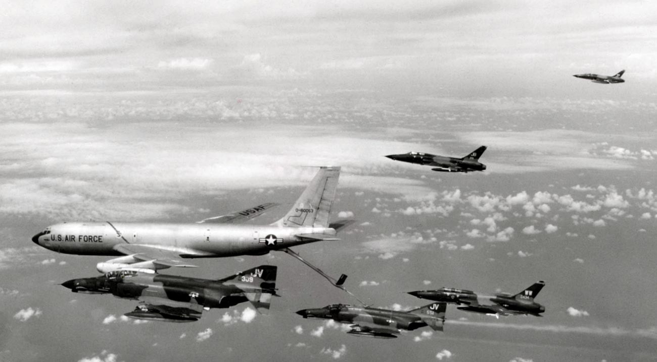 Un groupe de frappe de l'US Air Force prend du carburant en route pour le nord du Vietnam afin de réaliser une frappe dans le cadre de l'Opération Linebacker en octobre 1972. 