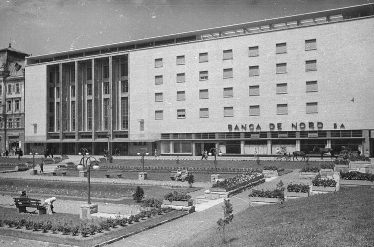 Здание банка в городе Черновицы, 1940 (ныне Черновцы, территория Украины)  
