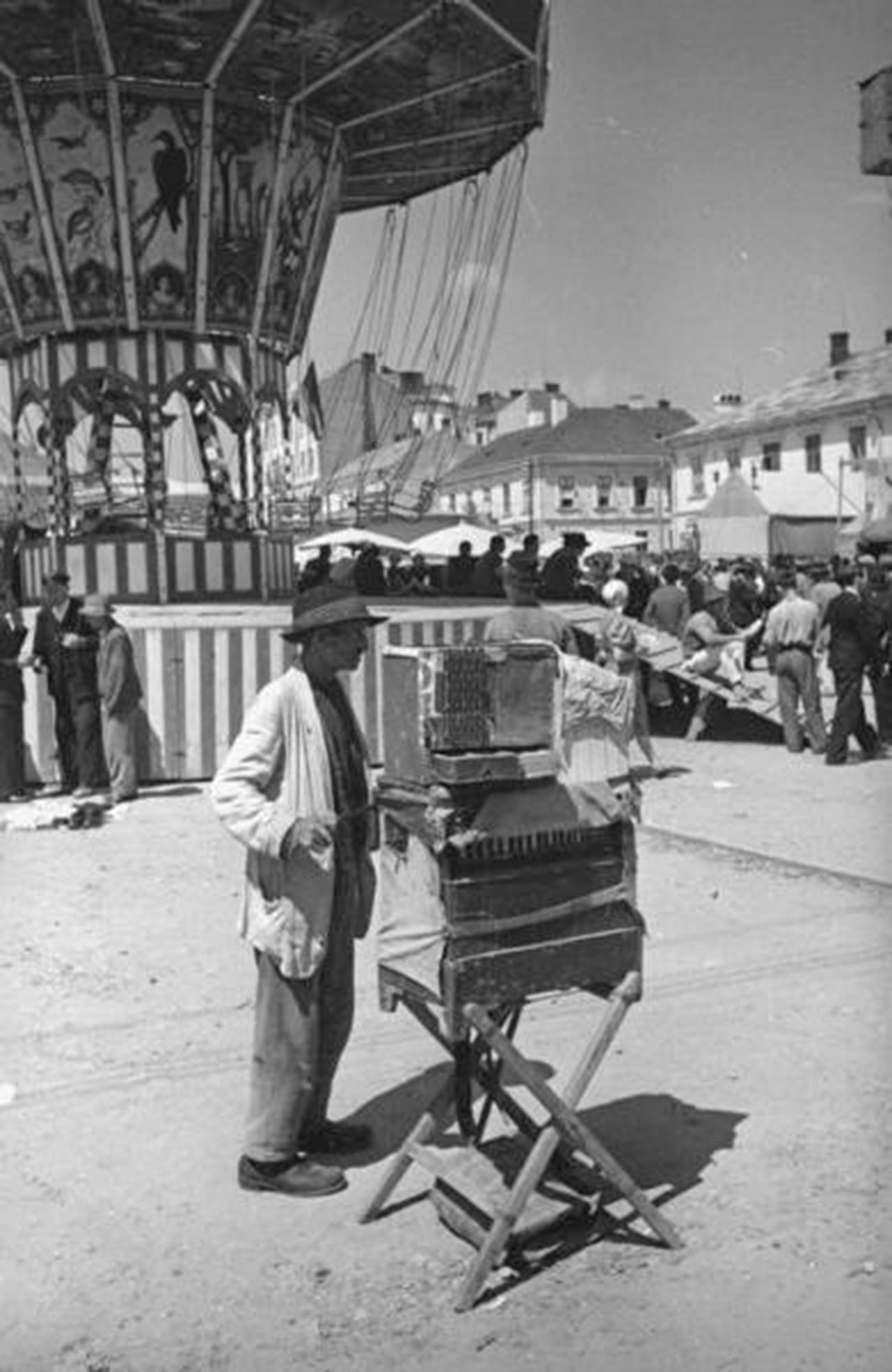 Joueur d’orgue de Barbarie avec perroquet au marché de Tchernovitsy (ville aujourd’hui située en Ukraine), 1940
