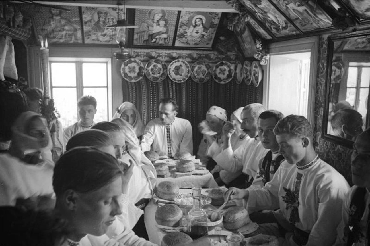 Repas de fête lors d’un mariage de village, 1940
