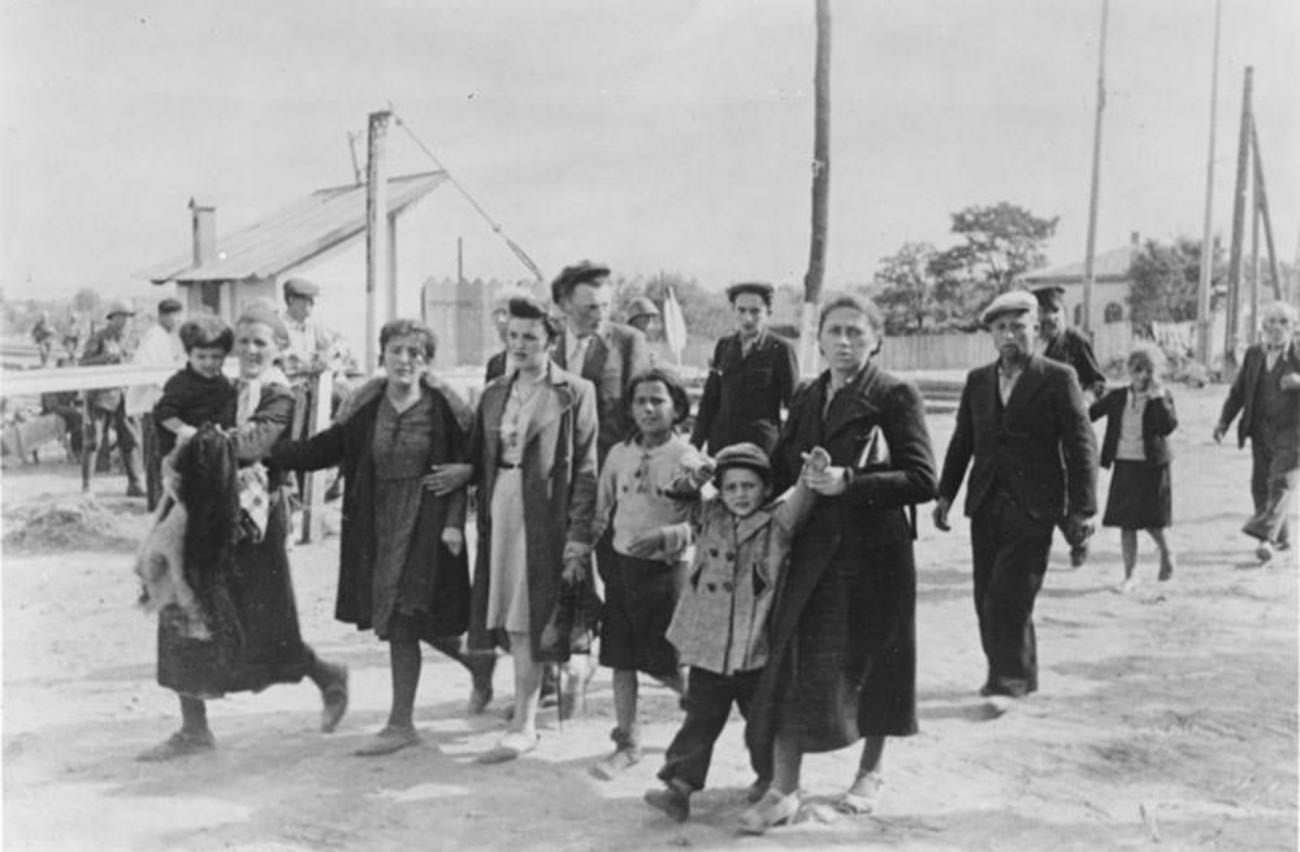 Des Roumains conduisent les partisans juifs et leurs familles au lieu de rassemblement.
