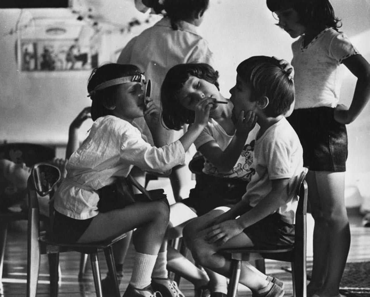 Des enfants jouant au dentiste dans un jardin d’enfants, 1985
