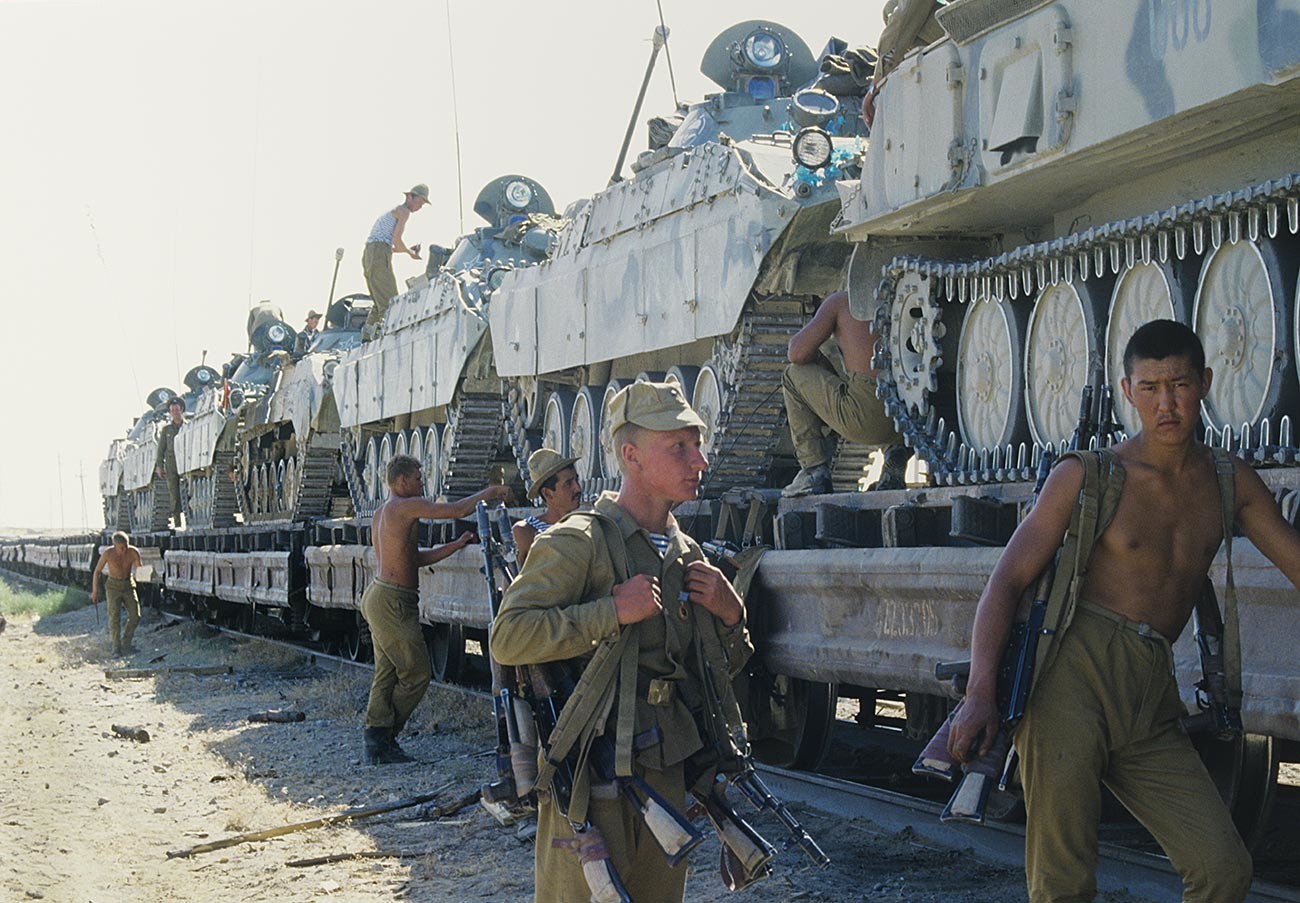 ソ連軍が戦車を運送し、アフガニスタンから撤退する