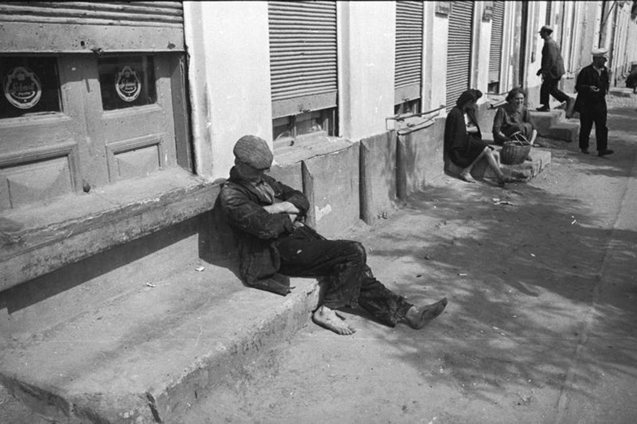 Hombre desempleado en las calles de Chisinau, 1940. 
