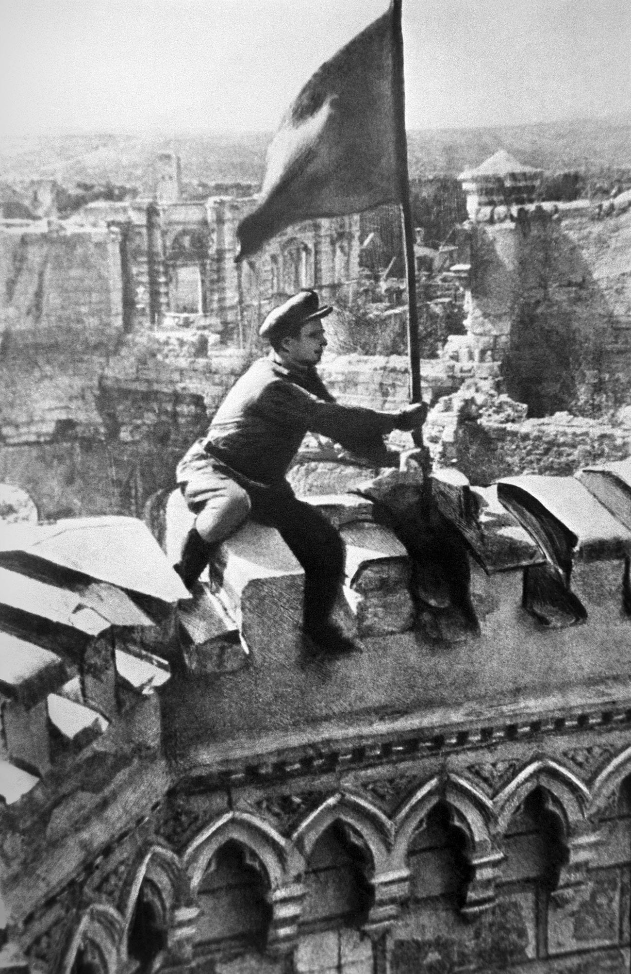 Levantando la bandera de la victoria sobre la Chisinau liberada, 1944. 