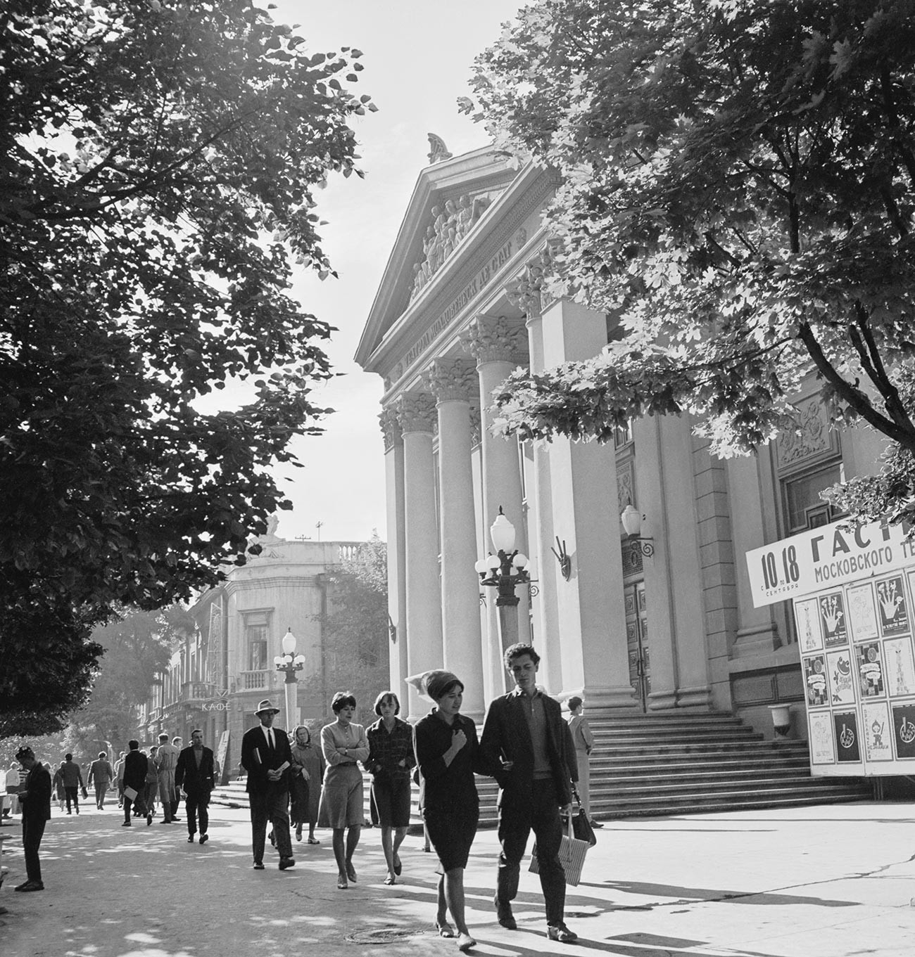 Teatro Estatal A.S. Pushkin  de Música y Drama de Moldavia, en la Avenida Lenin, Chisinau, 1960.
