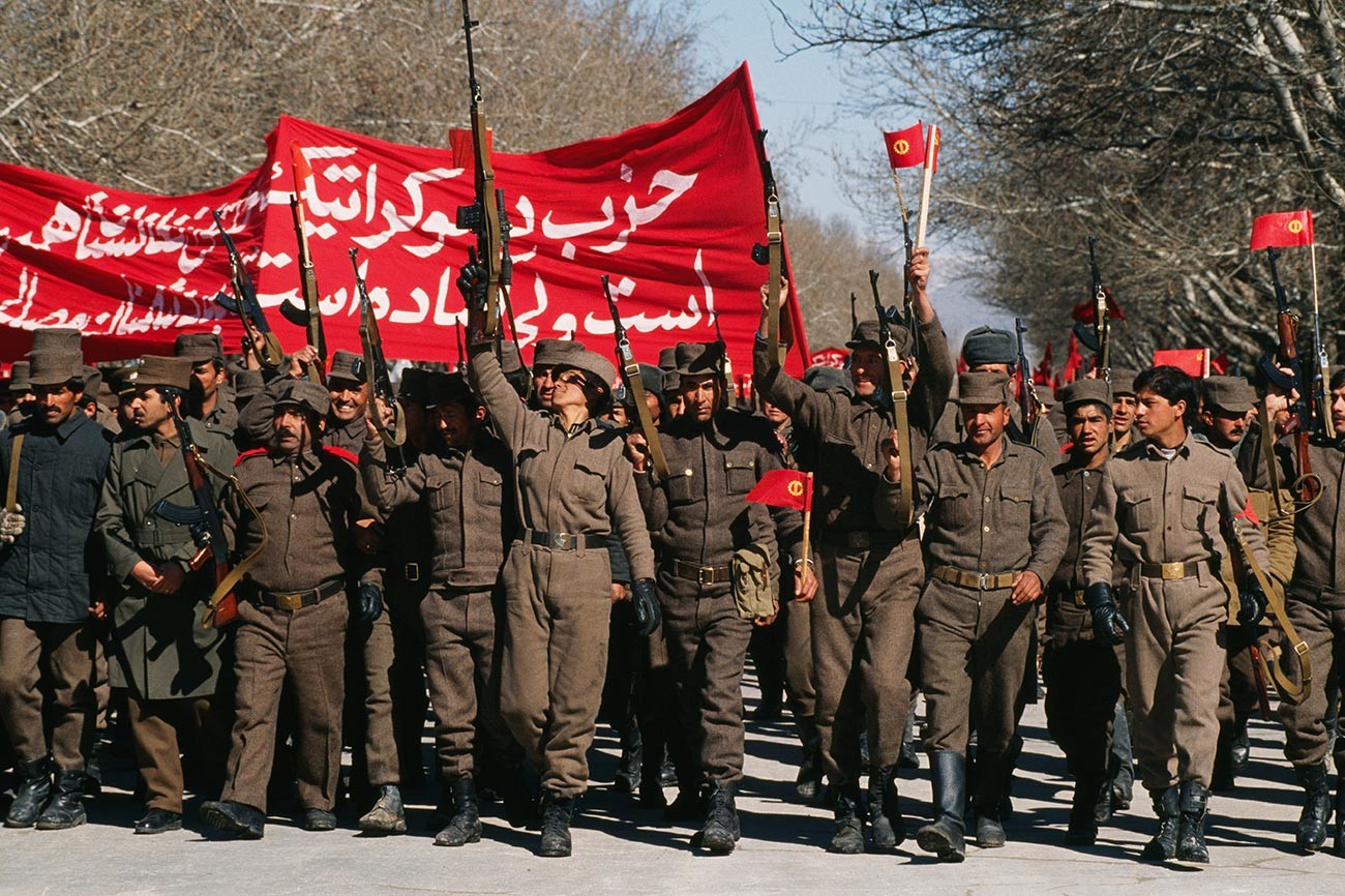 Demonstrasi pendukung Partai Demokrasi Rakyat Afghanistan (PDPA) yang pro-Soviet di Kabul. 
