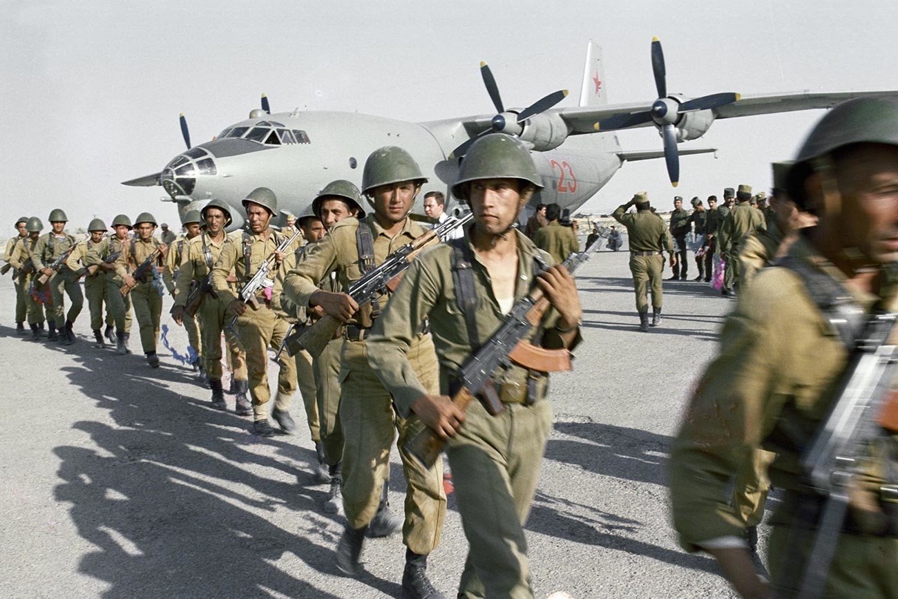 Satuan pasukan khusus Soviet mendarat di Afghanistan untuk menjalani operasi tempur di daerah Provinsi Nangarhar. 