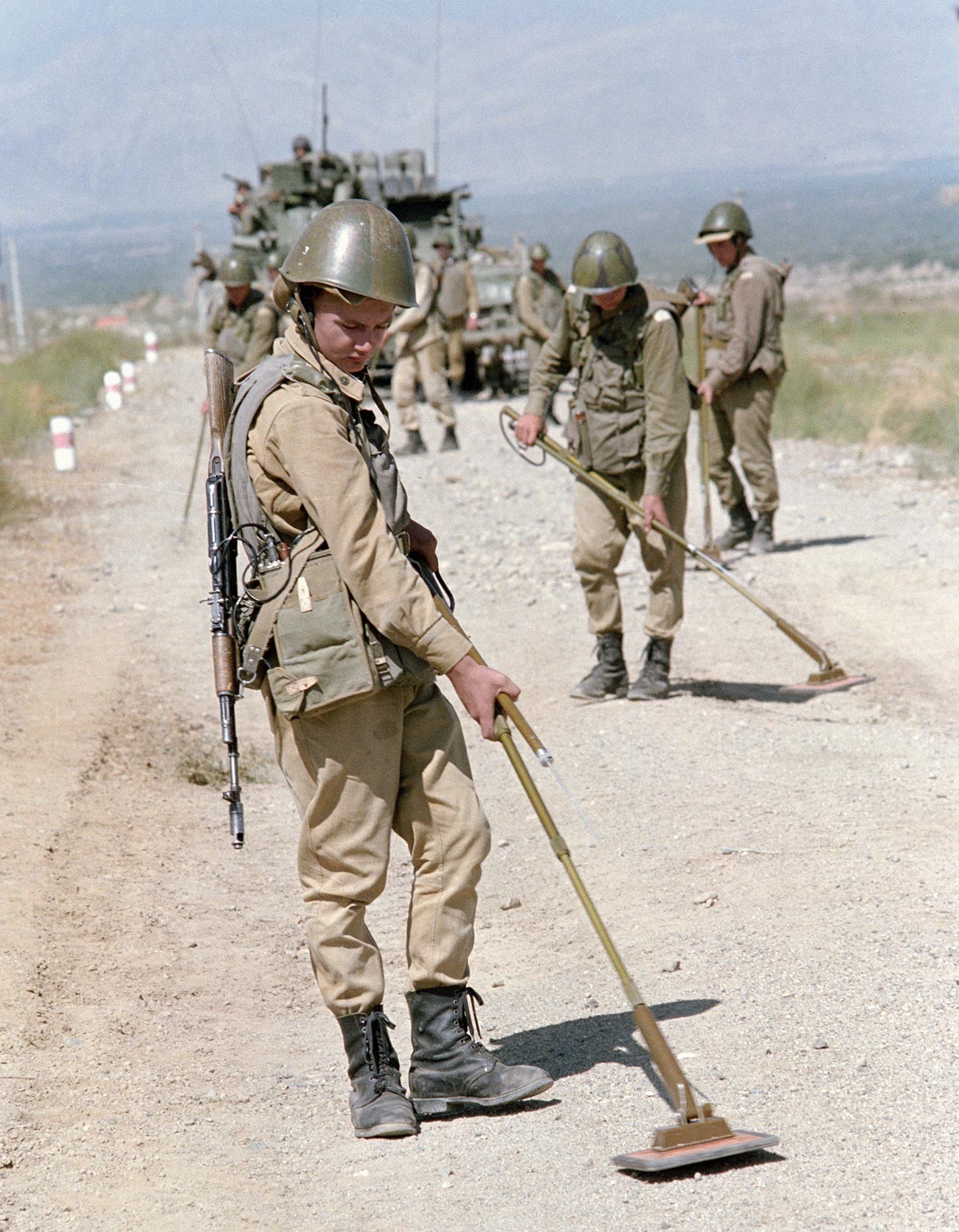Pasukan Soviet mengerjakan pembuatan jalan di Afganistan.  