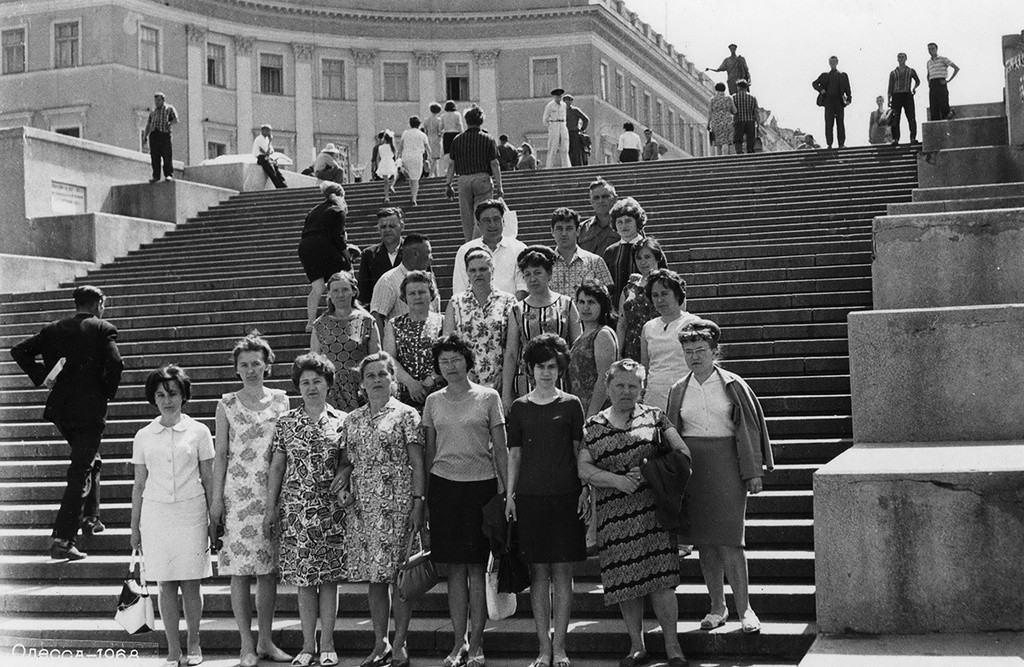 Група екскурзианти на Потьомкиното стълбище в Одеса, 1968 г.
