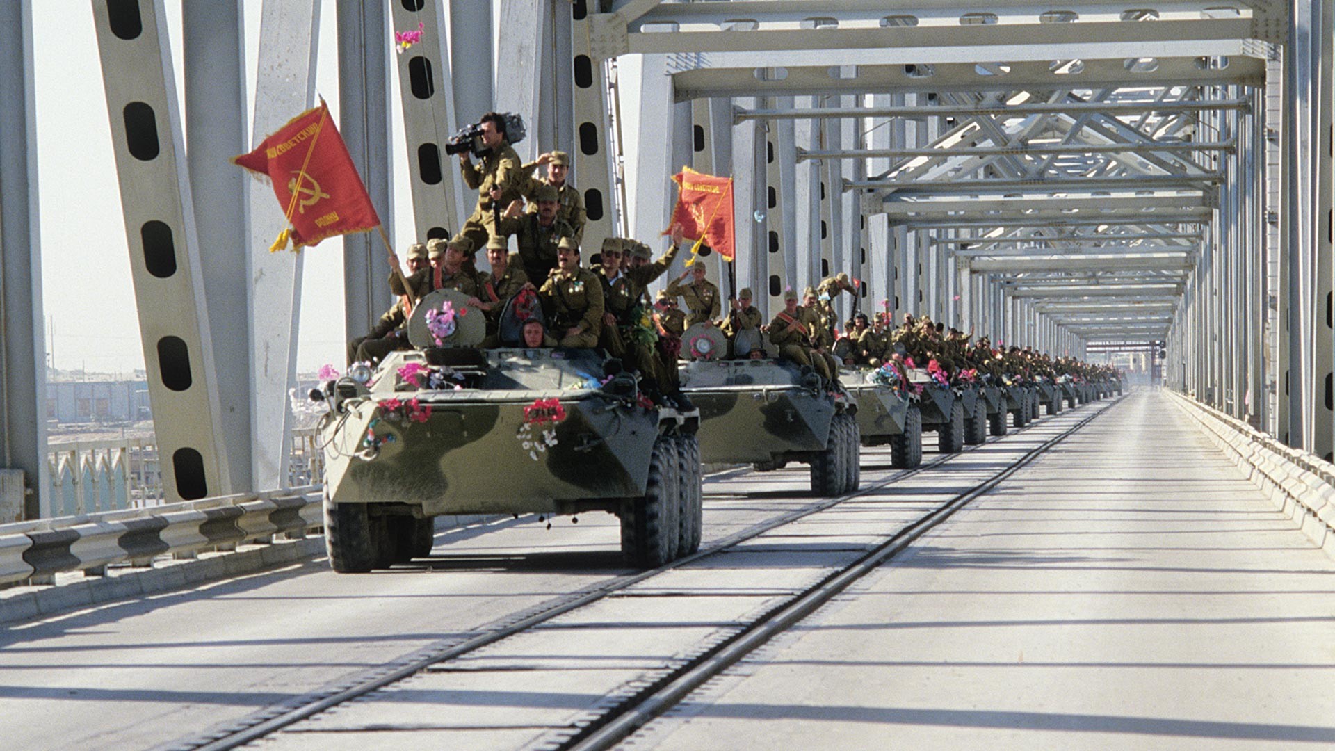 Съветската колона напуска Афганистан, преминавайки границата - моста 