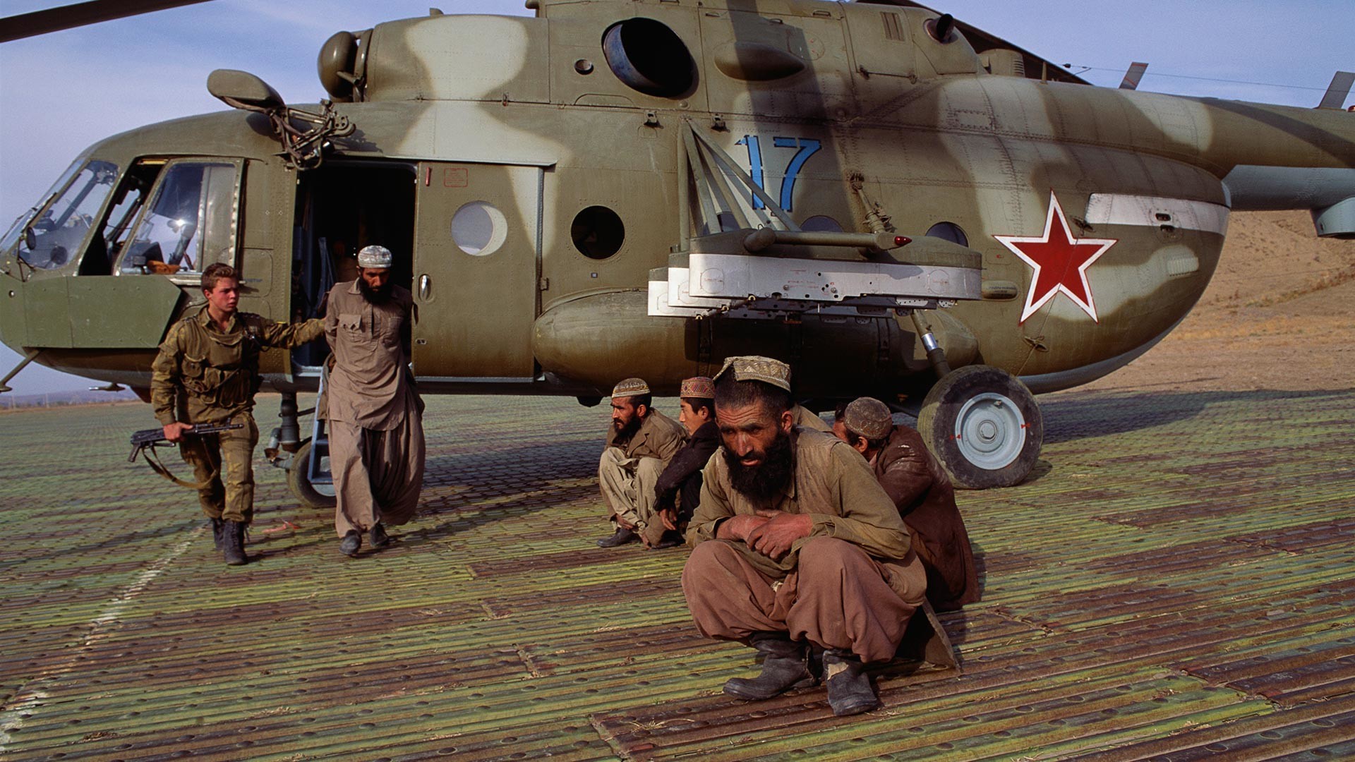 Guardias soviéticos arrestan a hombres afganos 