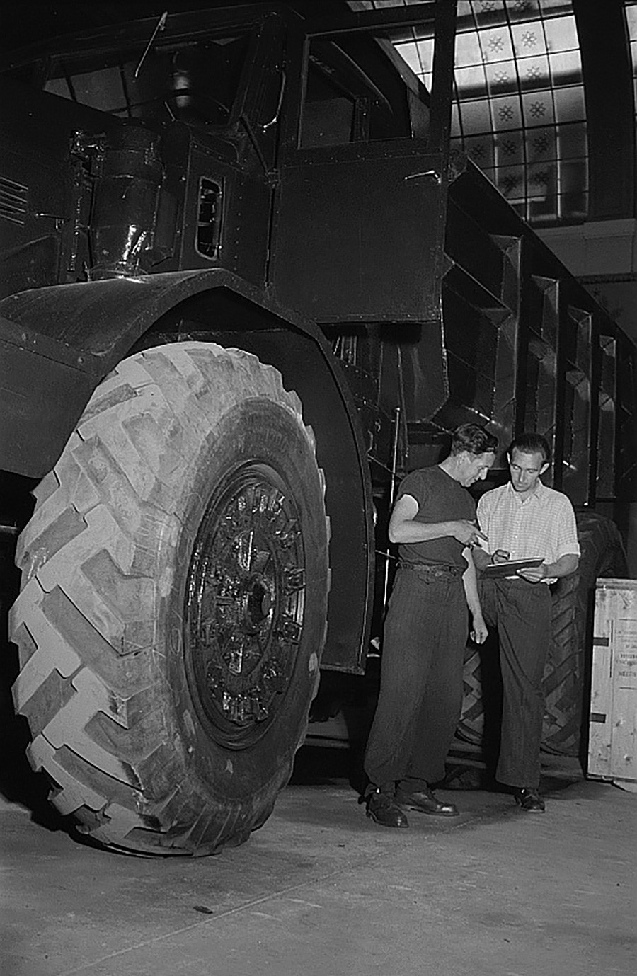 Roue d’un camion à benne basculante MAZ-525, 1953

